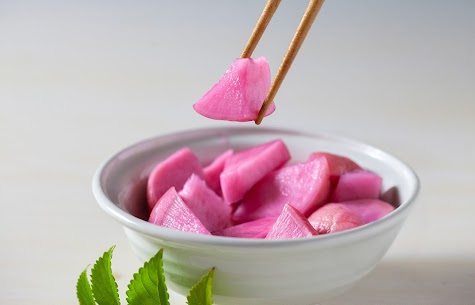 【赤かぶ漬】りんご酢とぶどう酢を使ったまろやかな甘酢漬けは鮮やかな紅色、香り、パリパリとした歯ざわりでロングセラーとなっております😋本社カメラマンと一緒に赤かぶ漬の美味しさが伝わる一枚が撮れました📸