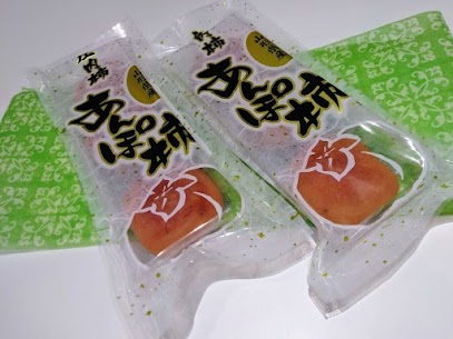 季節限定商品の【あんぽ柿】甘み豊かで種のない「庄内柿」。 そのとろける果肉の旨みを逃さぬよう、じっくりゆっくりと時間をかけて乾燥させました💕 ひと口かじれば、濃厚な甘さとやさしい香りがふわり広がります🥰