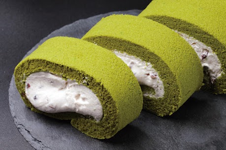 冬季限定『ほわいとぱりろーる　抹茶』小豆を感じるミルキークリームを、 宇治抹茶を贅沢に使ったもっちり・しっとり生地で包み込みました✨ シュワッととろける甘いクリームを 香り高い宇治抹茶が引き立てます☁️💚
