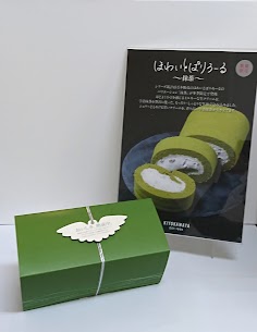 ❄️ 冬季限定 ❄️ ほわいとぱりろーる抹茶味、販売開始しました！ 宇治抹茶を贅沢に使ったもっちり・しっとり生地で、ほどよく小豆を感じる優しいあまさのミルキーなクリームを包みこみました🍵 半解凍でアイスケーキもおすすめです😊💚
