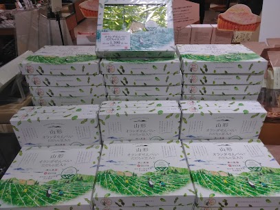 酒田米菓さんと清川屋が共同開発したオリジナルの【山形　オランダせんべい　だだちゃ豆入り】清川屋のだだちゃ豆と酒田米菓さんの3㎜の薄焼きの技術と焼きの技術を結集した商品となっております。ぜひ、帰省のお土産に！