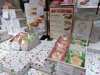 お土産で大人気の「やまがたクーヘン」はさくらんぼとラ・フランスの2種類の味があります😋フルーツクリーム&バウムクーヘンをしっとりクッキーでサンドしたお菓子です🎶4個、6個、10個入がございます🎵