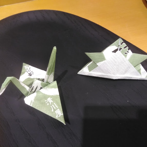 先日、イートインでだだっこプリンを食べて頂いたお客様から、こんな可愛らしい折り鶴と兜を作って頂きました✨懐かしさと共に心温まる思いで、スタッフ一同ほっこりいたしました(*^-^*) ありがとうございます。