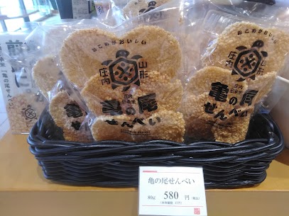 炬燵でボリボリ食べたい煎餅【亀の尾せんべい】です！山形県庄内町産の「亀の尾」を100％使用✨炊いたお米を乾燥させ、米油で揚げたことで、お米の粒が際立つ食感を生み出しています！