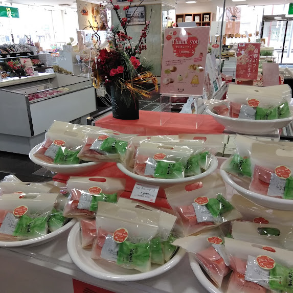 新年を祝う「新春玉手箱」と価格の1009円を掛けた「サンキューセット」の2種類登場しました‼️ どちらも清川屋の人気商品が詰まった新年の特別なセットです(*^-^)