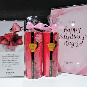 セゾンファクトリーさんの“チョコいちご”です フリーズドライした苺にホワイトチョコを しみこませた商品です。 現在バレンタイン用にラッピングを承っております ぜひ　当店にお立ち寄りください✨