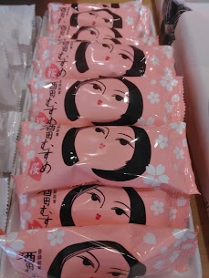 【酒田むすめ・桜】バター風味のしっとり生地であんを包んだ和洋折衷のお菓で、コチラの季節限定商品は桜餡を中に入れたものになっております🌸 パッケージも華やかで、ちょっとしたお土産にもピッタリですよ！