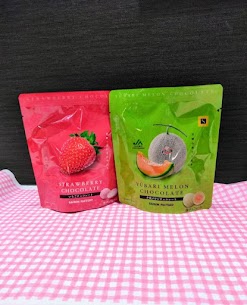 セゾンファクトリーさんの 【いちごチョコレート】🍓 【夕張メロンチョコレート】🍈 一口サイズで食べやすい！ そしてなんと中身のチョコレートは、半分にカットした形の苺とメロンになっています🍫