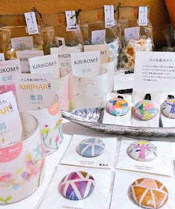 さっむいですね🌬️❄️ 心身共にあたためられるオススメ 民工芸品のご紹介です🙌 和紙を使用した鮮やかかわいい ぼんぼりとブローチ髪ゴムです🌈 日常にホッと癒しをいかがですか❔