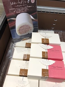 『ほわいとぱりろーる チョコレート』 入荷しました🍫 この時期だけのチョコレート味はバレンタインの贈り物、自分へのご褒美にぴったりです✨ 数量限定ですのでお早めにお買い求めください☺️