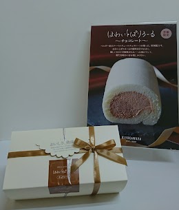 ほわいとぱりろーる チョコレートが今年も登場しました！🍫 まるでミルクココアのようなチョコクリームは口の中でやさしくとけていきます☕ カカオの香りがふわっと漂うちょっぴりリッチなロールケーキです 季節限定この機会にぜひ☺️