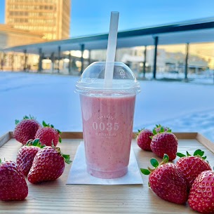 今年も始まりました🍓 東根市産鈴木農園の 完熟とちおとめスムージー 890円 真っ赤に熟したとちおとめを たっぷりと使用し、程よい酸味と いちごの濃厚な甘さがたまらない 季節限定スムージーです💖