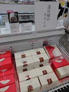 季節限定❄️ほわいとぱりろーるチョコレート🍫 ベルギー産クーベルチュールチョコレートを使用した贅沢なクリーム😆💕 今しかないフレーバーですので、ぜひご来店くださいませ🙌