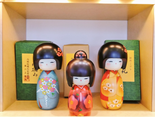 当店のこけしちゃんに新しいお友達が増えました左から、 花摘みちゃん、ほほえみちゃん、野花ちゃんです。ニコッと笑った口元と鮮やかな着物がみんなとってもかわいいですよ＾＾ご自宅にお迎えください