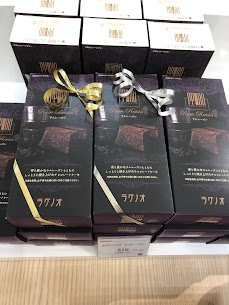 バレンタインおすすめ商品⭐︎ 『ポロショコラ ラムレーズン』 香り豊かなラムレーズンとともに焼き上げたポロショコラは、大人の味わいでスタッフイチオシです✨