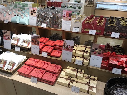 十一屋さんのバレンタイン商品、入荷しました✨ 毎年人気の生チョコや、スタッフおすすめのミニチョコバーなど🍫 どれもこの時期だけの限定品です！ ご来店お待ちしております❤️