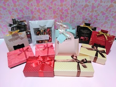 カワイイ💕 バレンタイン限定商品がたくさん入荷しました！ パッケージやリボンもおしゃれで見ていてウキウキしてしまいます✨ 当店中央のお菓子売り場に並んでおります。いつも頑張っている自分へのごほうびにも🎁