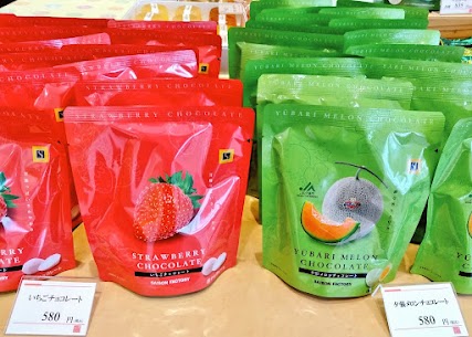 新商品のご紹介です🆕 まるで本物のような形のチョコレートです😉 いちごと夕張メロンの２種🍓🍈 どちらも個包装で保存しやすく、 おやつにはもちろん、かわいくて プレゼントにもピッタリです✨🎁
