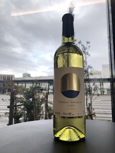 GASSANSANROKU 月山山麓白山形県産のセイベル9110を使用甘いブドウの香りが感じられるやや甘口の白ワインです🥂和食などの繊細なお料理に合わせて楽しめるテーブルワインとしてぜひいかがでしょうか