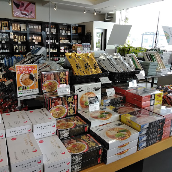 今日、鶴岡は最高気温がマイナス!?⛄❄️寒すぎる～😭 そんな日は、アツアツのラーメンやそばであったまろ🍜🍥 人気の琴平荘ラーメンもあります！お土産や自宅用にぜひいかがでしょうか😋