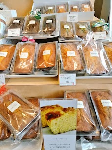 HOUSE清川屋の遠藤です！贈り物にピッタリなパウンドケーキが入荷しましたチョコ・抹茶・チーズ・アーモンド・アールグレイの５種類ございます✨詰め合わせも承っておりますので、お気軽にお声がけください😊