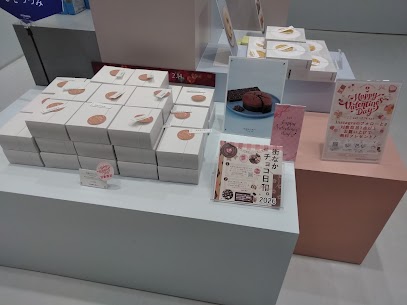 こんにちは山形エスパル店です✨バレンタインも間近です！『天使のひとりじめ』というガトーショコラはチョコレートの濃厚さと絶妙な口どけが特徴ですカカオの香りも良くコーヒーや紅茶と合わせるのもオススメです✨