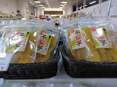 山形県産の紅はるかを使用した干し芋です🍠じっくり追塾させたさつまいもを蒸して１つずつ丁寧に作られたしっとり美味しい黄金色に輝く干し芋です✨是非一度お試しください😋