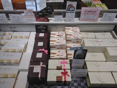 バレンタインまであと４日！💖【雲ショコラロール】を限定販売中です✨駆け込みバレンタインにピッタリの商品となっておりますよ！他にもクラシックショコラやチョコレートぱりろーる(残り僅か💦)も御座います！