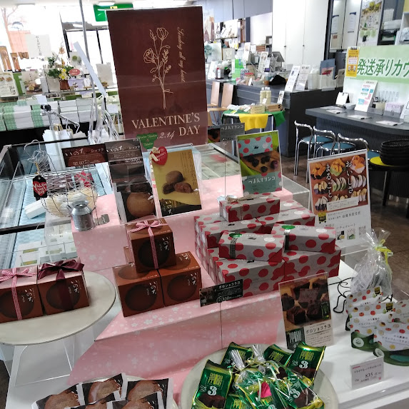 バレンタインや自分へのご褒美にぜひチョコレート商品いかがでしょうか😊💕ほわいとぱりろーるチョコレートは今だけの期間限定です🍫