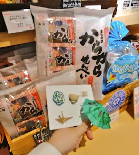 HOUSE清川屋の遠藤です今回は鶴岡市の昔からあるからからせんべいを実際に食べてみました😋家族で「傘でた！」「おわんでた！」「鶴でた！」と楽しい団らんになりました🎵せんべいは甘い黒糖で美味しいです😉