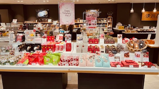 今日は待ちに待ったバレンタインですね💕 当店でも、チョコレート商品沢山取り扱っておりますのでぜひとも！イオン酒田南店にお越しの際はお手に取ってみてください🥰