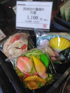 お雛様は「雨水（うすい）」の日に飾ると良縁に恵まれると言われています✨ 縁起物・庄内野菜、港の海を模った物が小さなカゴに入っている雛飾りはいかがですか✨ ※美味しそうですが食べられませんのでご注意下さい💦