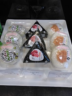 金土日曜、祝日限定で販売している【おにぎり🍙】 今週は・つや姫おむすび鮭・三角おにぎり梅・だだちゃ豆塩むすび の３種類です🎵 明日からの３連休にぜひご利用ください(^-^)