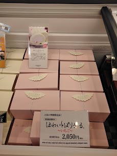 🌸春限定【いちごぱりろーる】 厳選した生のいちごだけを贅沢に使用した、まるでいちごみるくのようなロールケーキ🤤パッケージの暖かいピンクも春を感じます😳 みなさまのご来店お待ちしておりま～す🍀