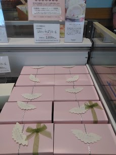 期間限定！【ほわいとぱりろーる　苺】清川屋の農家さんの濃厚苺🍓✨ ミルキーなクリームと苺の程よい酸味が織りなすのは、苺ミルクのような優しく自然な味わい( *´艸｀)ホワイトデーにもピッタリな特別感のあるケーキ！