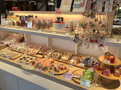 暖かい日が増えてきた今日この頃.. 季節限定商品も続々と入荷しております🌸 雛、御殿まり、絵ロウソク、 桜のお菓子、工芸品など目白押しです⟡.·*. お立ち寄りの際はぜひチェックしてみて下さい♪