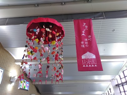 2階出発ロビーに酒田の伝統的な傘福が飾られました❗写真では伝わりづらいですが大きいです。。鮮やかでとても綺麗なので、お近くをお通りの際はぜひ足を運んでみてください～✌️✨