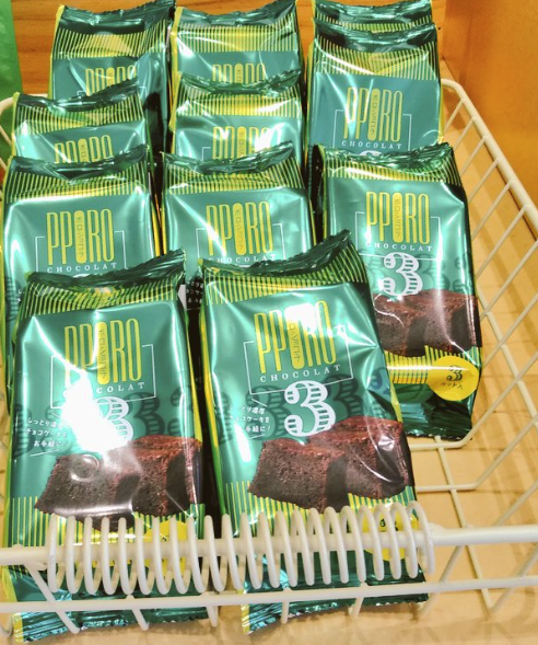 おすすめチョコ商品のご紹介です🙌 ラグノオさんの『ポロショコラ』 ３つに切れた食べやすい✨ 濃厚しっとりガトーショコラ🍫 スタッフも大好きなバレンタインにピッタリなチョコレートです😉