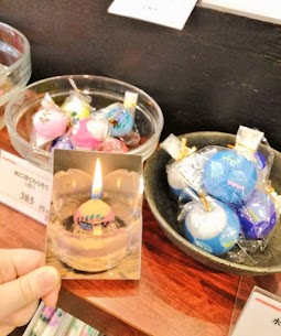 富樫ろうそく店さんの 『水に浮くろうそく』 水に浮く⁉️と誰もが惹き付けられるかわいいろうそくです🕯️水の上でプカプカおわん型に溶けていき、優しいあたたかい気持ちになりました😊 皆さんもぜひ✨