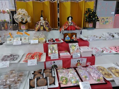 今日はひな祭りですね🎎 鶴岡では4月まで「鶴岡雛物語」が開催されていて、いろんな所で雛人形を見ることができます😊✨ 当店にお立ち寄りの際はぜひ見ていってください🌸