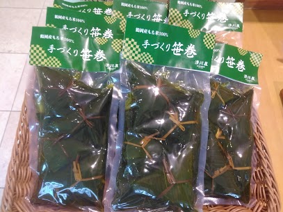 お待たせしました！ 【手づくり笹巻】の販売開始です！ 店頭では5個入りをご用意しております✨ 鶴岡産のもち米を地元の山で収穫された笹の葉で包み、灰汁を使用し蒸しあげた笹巻です😋 季節商品お見逃しなく！！
