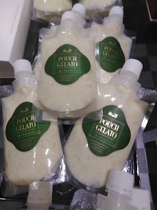 新商品【ずんだジェラート】 今まで電車の中でアイスを食べたくても食べる事ができませんでしたが、こちらのアイスはチューブで頂けますので、お子様でも食べやすく手も汚れません✨ 電車の車窓を眺めがらゆっくりと🍦