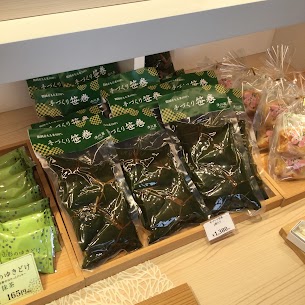 「笹巻」はもち米を笹の葉で包んで煮た 庄内地方に伝わる「粽（ちまき）」の一種です。 弾力感と深みのある味わいが特徴のもち米を使用し、 灰汁を用いることで生まれるもっちりぷるんとした独特の食感に。