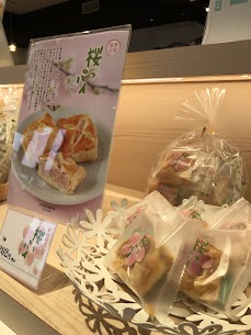 桜っパイ🌸 ほんのり香る桜葉と上品な甘さのあんこをバター香るパイで包み込みましたᡣ𐭩 暖かい日も増えてきて 淡いピンク色が春の訪れを感じさせます 緑茶やコーヒー、紅茶とも相性抜群ꕤ︎︎·͜·