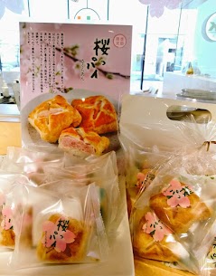 春だ❗桜だ‼️新商品だ🆕 🌸桜っパイ🌸 だだっパイと同じパイ生地で、香り豊かな桜餡を包みました✨ ほんのり塩味のある桜と上品なあんこの甘さが春を感じられます😌🌸 日本茶はもちろん、コーヒーや紅茶とも😁