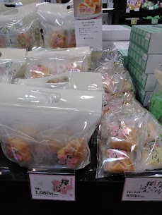 清川屋定番商品のだだっパイから季節限定の桜っパイが登場しました！ とっっても優しい桜あんとバターの風味で幸せに包まれます👼 春の暖かさを感じてみてください。