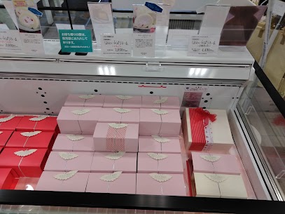 まだ少し肌寒い日が続いてますね 季節は春🌸 ぱりろーるの春🤗パッケージのピンクが可愛い 季節限定【いちごのぱりろーる】です🍓 清川屋農家の栽培のこだわりイチゴのみを使っている個人的にも大好きな商品です☺️🍓