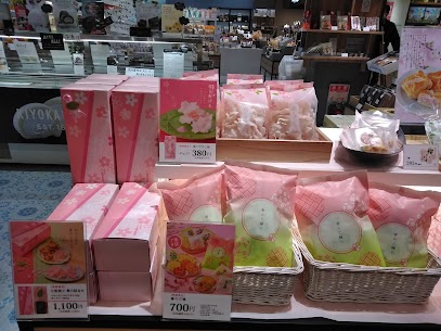 今年も桜を使用したお菓子を取り揃えております❗ 店内はもう春💛桜が満開です🌸 是非お越しくださいませ☺️
