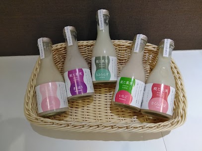 糀でつくるフルーツ甘酒をご紹介します❗ほんのり香るフルーツの芳香としっかりした甘酒の風味を味わえます🎵もちろんノンアルコールです😋冷やして召し上がります✨お花見にも🌸