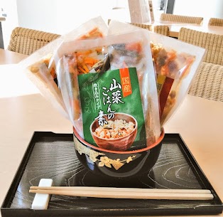 🆕パッとお米を華やかに💠 おいしい炊き込みご飯のもとで 食卓を彩りませんか❔🍚 山の幸、筍・茸・山菜の三種類🌿🍄